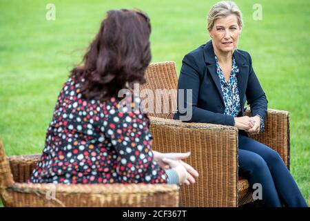 La comtesse de Wessex (à droite) s'entretient avec le PDG de TVAA Amanda McLean, lors d'une visite à Thames Valley Air Ambulance à White Waltham à Maidenhead, dans le Berkshire, pour aider à lancer leurs célébrations du 21e anniversaire en prévision de la semaine nationale de l'ambulance aérienne. Banque D'Images