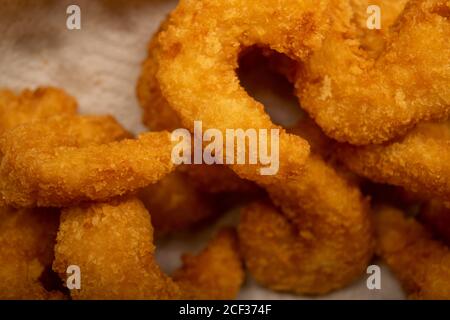 Crevettes de l'Atlantique frites en pâte sur une serviette en papier blanc dans un panier en osier. Gros plan Banque D'Images