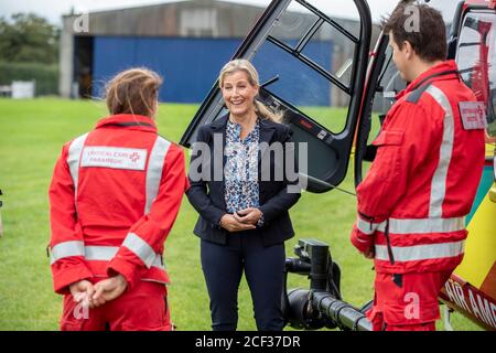 La comtesse de Wessex (au centre) s'entretient avec Hannah Hirst, paramédique, et le Dr James Dearman lors d'une visite à la Thames Valley Air Ambulance à White Waltham à Maidenhead, dans le Berkshire, pour aider à lancer leurs célébrations du 21e anniversaire en prévision de la semaine nationale de l'ambulance aérienne. Banque D'Images