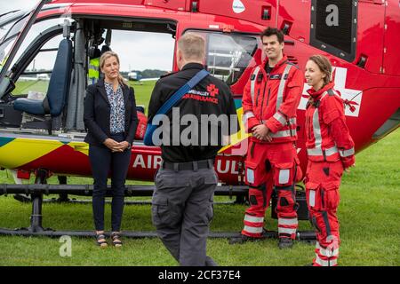 La comtesse de Wessex (à gauche) lors d'une visite à la Thames Valley Air Ambulance à White Waltham à Maidenhead, Berkshire, pour aider à lancer leurs célébrations du 21e anniversaire en prévision de la semaine nationale de l'ambulance aérienne. Banque D'Images