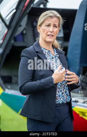 La comtesse de Wessex lors d'une visite à la Thames Valley Air Ambulance à White Waltham à Maidenhead, Berkshire, pour aider à lancer leurs célébrations du 21e anniversaire en prévision de la semaine nationale de l'ambulance aérienne. Banque D'Images