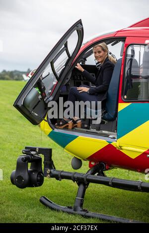 La comtesse de Wessex lors d'une visite à la Thames Valley Air Ambulance à White Waltham à Maidenhead, Berkshire, pour aider à lancer leurs célébrations du 21e anniversaire en prévision de la semaine nationale de l'ambulance aérienne. Banque D'Images