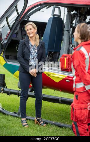 La comtesse de Wessex lors d'une visite à la Thames Valley Air Ambulance à White Waltham à Maidenhead, Berkshire, pour aider à lancer leurs célébrations du 21e anniversaire en prévision de la semaine nationale de l'ambulance aérienne. Banque D'Images