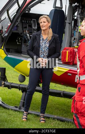 La comtesse de Wessex lors d'une visite à la Thames Valley Air Ambulance à White Waltham à Maidenhead, Berkshire, pour aider à lancer leurs célébrations du 21e anniversaire en prévision de la semaine nationale de l'ambulance aérienne. Banque D'Images