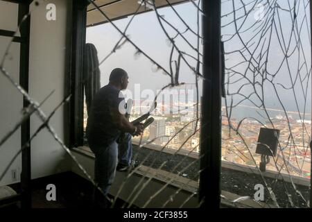 Beyrouth, Liban. 03ème septembre 2020. Un homme se reflète dans un miroir brisé alors qu'il regarde le port de Beyrouth, le lieu d'une explosion massive qui a secoué Beyrouth le 04 août 2020. Credit: Marwan Naamani/dpa/Alamy Live News Banque D'Images