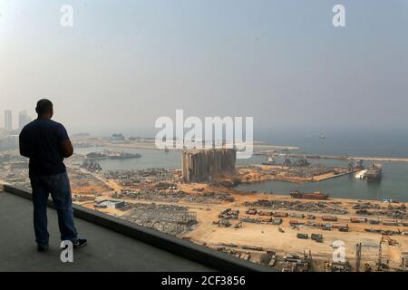 Beyrouth, Liban. 03ème septembre 2020. Un homme regarde le port de Beyrouth, le lieu de l'explosion massive qui a secoué Beyrouth le 04 août 2020. Credit: Marwan Naamani/dpa/Alamy Live News Banque D'Images