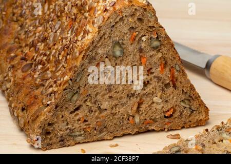 Pain de triangle frais de pain de seigle sain allemand et vue rapprochée d'une coupe Banque D'Images