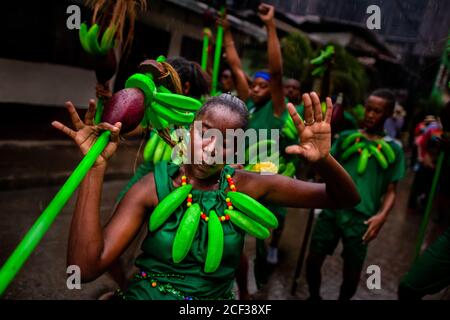 Les danseurs afro-colombiens du quartier de Pandeyuca se produisent sous la pluie lors du festival San Pacho à Quibdó, en Colombie. Banque D'Images