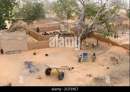 NIGER, Maradi, village Dan Bako, maisons en argile de la ferme / Haeuser aus Lehm Banque D'Images