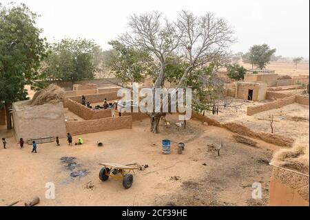 NIGER, Maradi, village Dan Bako, maisons en argile de la ferme / Haeuser aus Lehm Banque D'Images