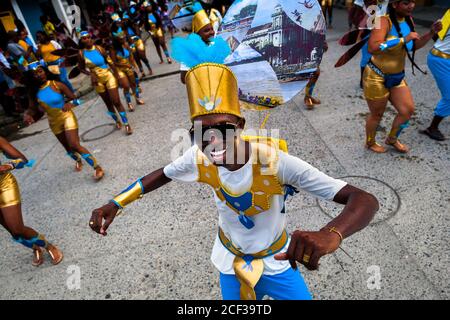 Des danseurs afro-colombiens du quartier ROM se produisent lors du festival San Pacho à Quibdó, en Colombie. Banque D'Images