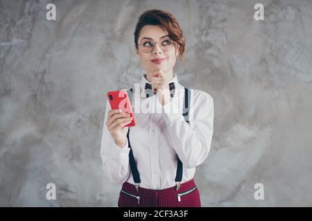 Portrait d'elle belle-look attrayant joli mignon créatif tricherie à la brainie d'esprit fille à cheveux ondulés en utilisant la cellule créant la stratégie smm Banque D'Images