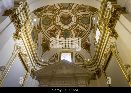 Belle photo en bas angle de la basilique Santa Maria di Collemaggio intérieur Banque D'Images