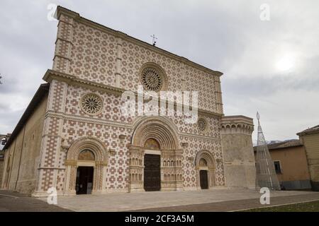 Gros plan de l'extérieur de la basilique Santa Maria di Collemaggio situé à l'Aquila, en Italie Banque D'Images