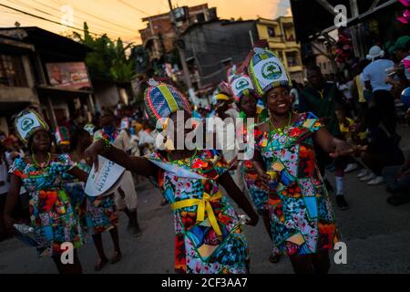 Des danseurs afro-colombiens du quartier de Alameda Reyes se produisent lors du festival San Pacho à Quibdó, en Colombie. Banque D'Images