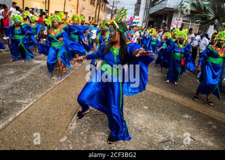 Des danseurs afro-colombiens du quartier de Pandeyuca se produisent lors du festival San Pacho à Quibdó, en Colombie. Banque D'Images