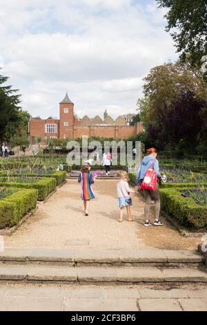 Mère et enfants au Tulip Garden, Holland Park, Kensington, Londres, W8, Royaume-Uni Banque D'Images