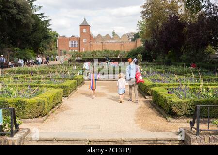 Mère et enfants au Tulip Garden, Holland Park, Kensington, Londres, W8, Royaume-Uni Banque D'Images