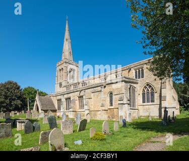 L'église Sainte-Marie-Madeleine à Geddington. Banque D'Images