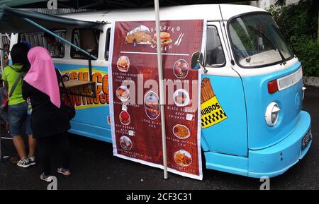 Vue latérale complète depuis le camion alimentaire VW Bulli, VW Combi bleu pastel blanc. Présenté lors d'une exposition à Yogyakarta, Java, Indonésie, le 19 novembre 2017 Banque D'Images