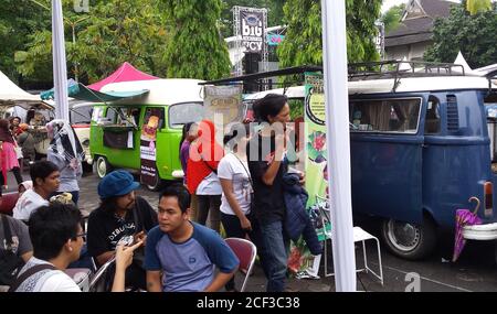 Vue arrière d'un camion alimentaire VW Bulli, VW Combi lors d'une exposition à Yogyakarta, Java, Indonésie le 19 novembre 2017 Banque D'Images