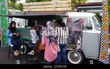 Vue latérale sur toute la longueur depuis un camion alimentaire VW Bulli, VW Combi gris pastel. Présenté lors d'une exposition à Yogyakarta, Java, Indonésie, le 19 novembre 2017 Banque D'Images