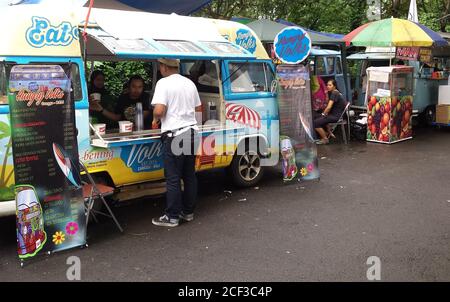 Vue arrière d'un camion alimentaire multicouleurs VW Bulli, VW Combi. Présenté lors d'une exposition à Yogyakarta, Java, Indonésie, le 19 novembre 2017 Banque D'Images