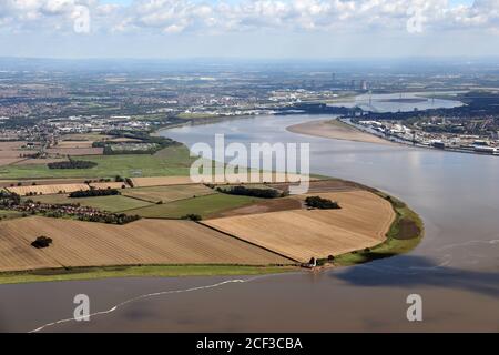 Vue aérienne de Hale à Merseyside, y compris Hale Lighthouse, en direction de l'est vers Widnes et Runcorn Banque D'Images