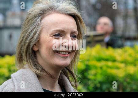 Liz Truss parlementaire souriant, Elizabeth Truss, politicien du Parti conservateur britannique, secrétaire en chef au Trésor et plus tard secrétaire d'État à Interna Banque D'Images