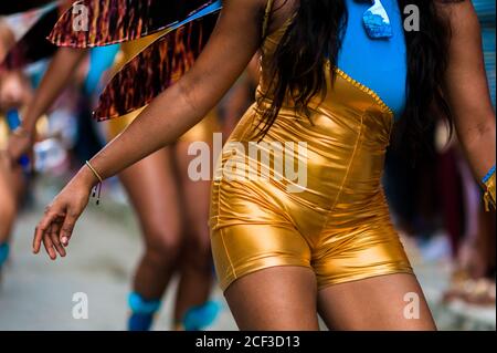 Des danseurs afro-colombiens du quartier ROM se produisent lors du festival San Pacho à Quibdó, en Colombie. Banque D'Images