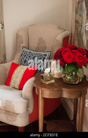 Coussins à motifs de fleurs en fauteuil Banque D'Images