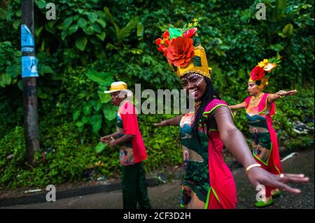 Des danseurs afro-colombiens du quartier de Pandeyuca se produisent lors du festival San Pacho à Quibdó, en Colombie. Banque D'Images