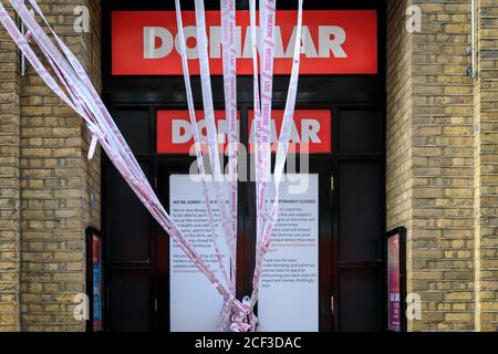 Le Donmar Warehouse Theatre a fermé, enveloppé dans le ruban rose 'Missing Live Theatre' pendant le confinement de la pandémie de virus de Corona 2020, Londres, Royaume-Uni Banque D'Images