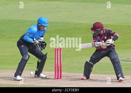 Edgbaston, Royaume-Uni. 03ème septembre 2020. EDGBASTON, ANGLETERRE. SEPTEMBRE 03 2020: Babar Azam de Somerset est sous l'égide de Daryl Mitchell de Worcestershire pendant le match de cricket de Vitality Blast T20 Worcestershire Rapids contre le Somerset au terrain de cricket d'Edgbaston, Birmingham, Angleterre. Le 3 septembre 2020 (photo de Mitchell Gunn/ESPA-Images) crédit: European Sports photo Agency/Alay Live News Banque D'Images