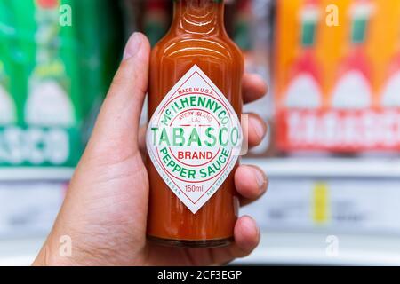 Tyumen, Russie-12 juillet 2020: Bouteille de sauce Tabasco de la sauce rouge originale, les produits dans l'hypermarché Banque D'Images