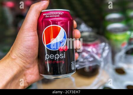 Tyumen, Russie-12 juillet 2020: Boîte en aluminium de la cerise sauvage Pepsi faite par Pepsico. Banque D'Images