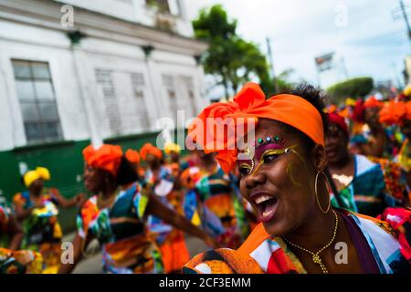 Des danseurs afro-colombiens du quartier de Alameda Reyes se produisent lors du festival San Pacho à Quibdó, en Colombie. Banque D'Images