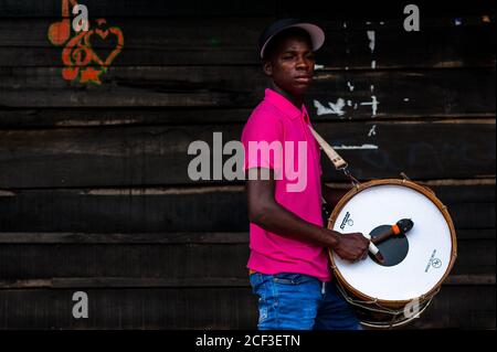 Un joueur de tambour afro-colombien attend le début d'un convoi de bateaux pendant le festival San Pacho à Quibdó, en Colombie. Banque D'Images