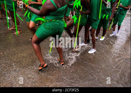 Les danseurs afro-colombiens du quartier de Pandeyuca se produisent sous la pluie lors du festival San Pacho à Quibdó, en Colombie. Banque D'Images