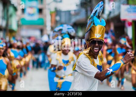 Des danseurs afro-colombiens du quartier ROM se produisent lors du festival San Pacho à Quibdó, en Colombie. Banque D'Images