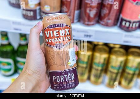 Tyumen, Russie-01 août 2020: Bière vieux bruxelles vente de boissons alcoolisées. Bière belge Banque D'Images