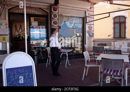 03 septembre 2020, Espagne, Las Palmas de Gran Canaria: Une serveuse attend les clients dans un restaurant de l'Avenida de Las Canteras, à Las Palmas de Gran Canaria. En raison de l'augmentation du nombre de nouvelles infections de corona, le gouvernement allemand a maintenant émis un avertissement de voyage pour les îles Canaries - et donc pour l'ensemble de l'Espagne. Photo: Manuel Navarro/dpa Banque D'Images