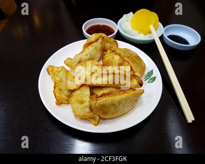 Gun-mandu, boulettes poêlées de style coréen. Morceaux de pâte enveloppés autour d'une garniture. Généralement rempli d'un mélange d'ingrédients. Banque D'Images