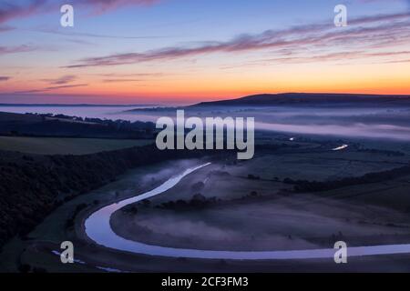 Un nouveau jour surpasse la vallée de Cuckmere de High Et plus au sud vers le bas est Sussex sud-est de l'Angleterre Banque D'Images