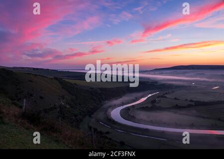 Un nouveau jour surpasse la vallée de Cuckmere de High Et plus au sud vers le bas est Sussex sud-est de l'Angleterre Banque D'Images