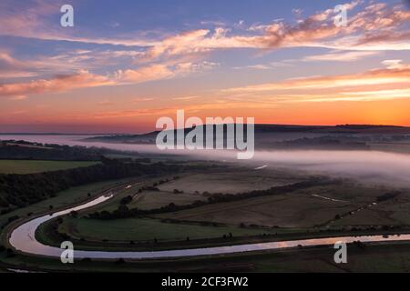 Un nouveau jour surpasse la vallée de Cuckmere de High Et plus au sud vers le bas est Sussex sud-est de l'Angleterre Banque D'Images