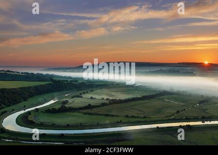 Un nouveau jour surpasse la vallée de Cuckmere de High Et plus au sud vers le bas est Sussex sud-est de l'Angleterre Banque D'Images