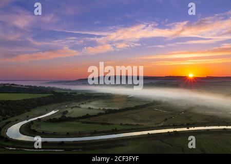 Un nouveau jour surpasse la vallée de Cuckmere de High Et plus au sud vers le bas est Sussex sud-est de l'Angleterre Banque D'Images