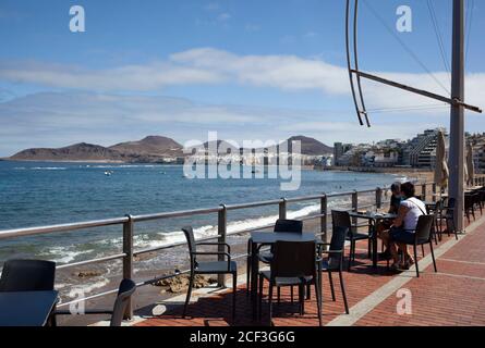 03 septembre 2020, Espagne, Las Palmas de Gran Canaria: Deux clients sont assis sur la terrasse d'un bar à côté de la plage de Las Canteras à Las Palmas de Gran Canaria. En raison de l'augmentation du nombre de nouvelles infections de corona, le gouvernement allemand a maintenant émis un avertissement de voyage pour les îles Canaries - et donc pour l'ensemble de l'Espagne. Photo: Manuel Navarro/dpa Banque D'Images