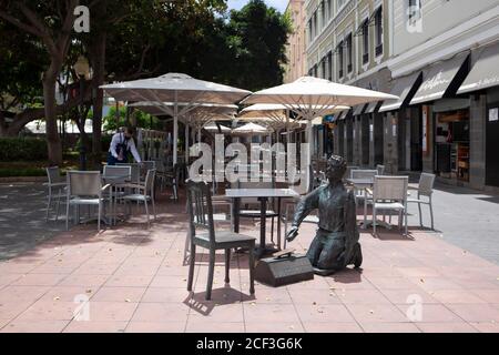 03 septembre 2020, Espagne, Las Palmas de Gran Canaria: Une sculpture se dresse dans le parc Santa Catalina à côté de terrasses vides à Las Palmas de Gran Canaria. Photo: Manuel Navarro/dpa Banque D'Images